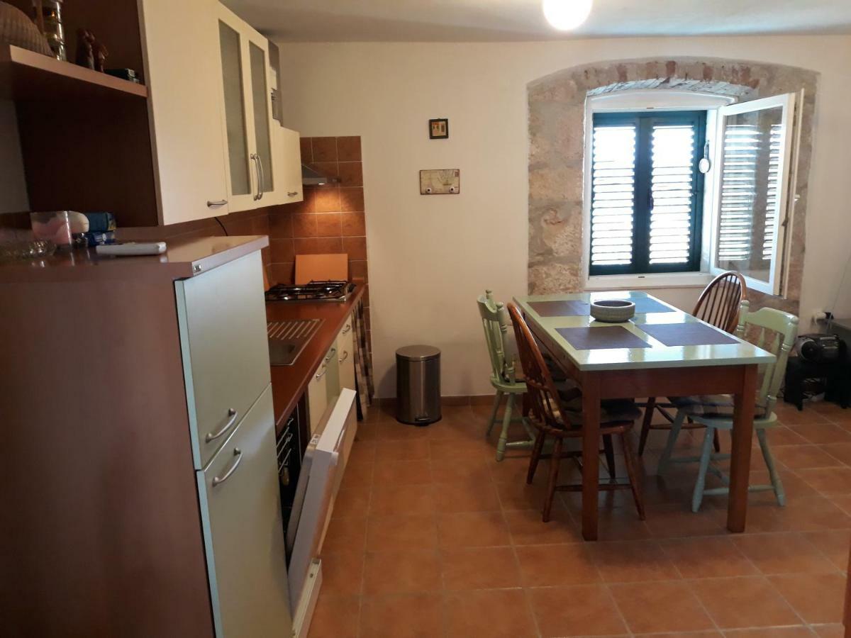 Kaprije Mistral Apartment Екстер'єр фото