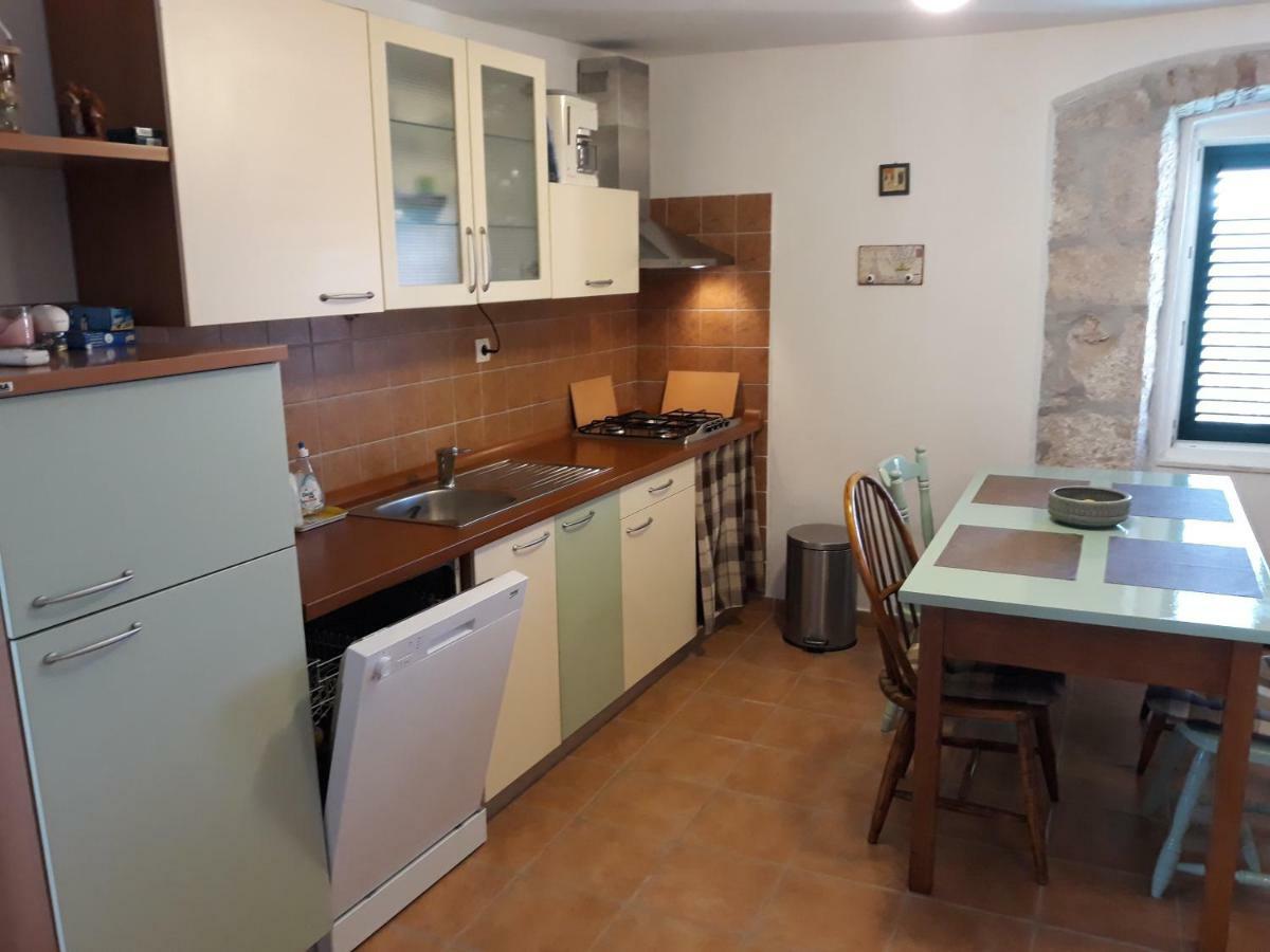 Kaprije Mistral Apartment Екстер'єр фото