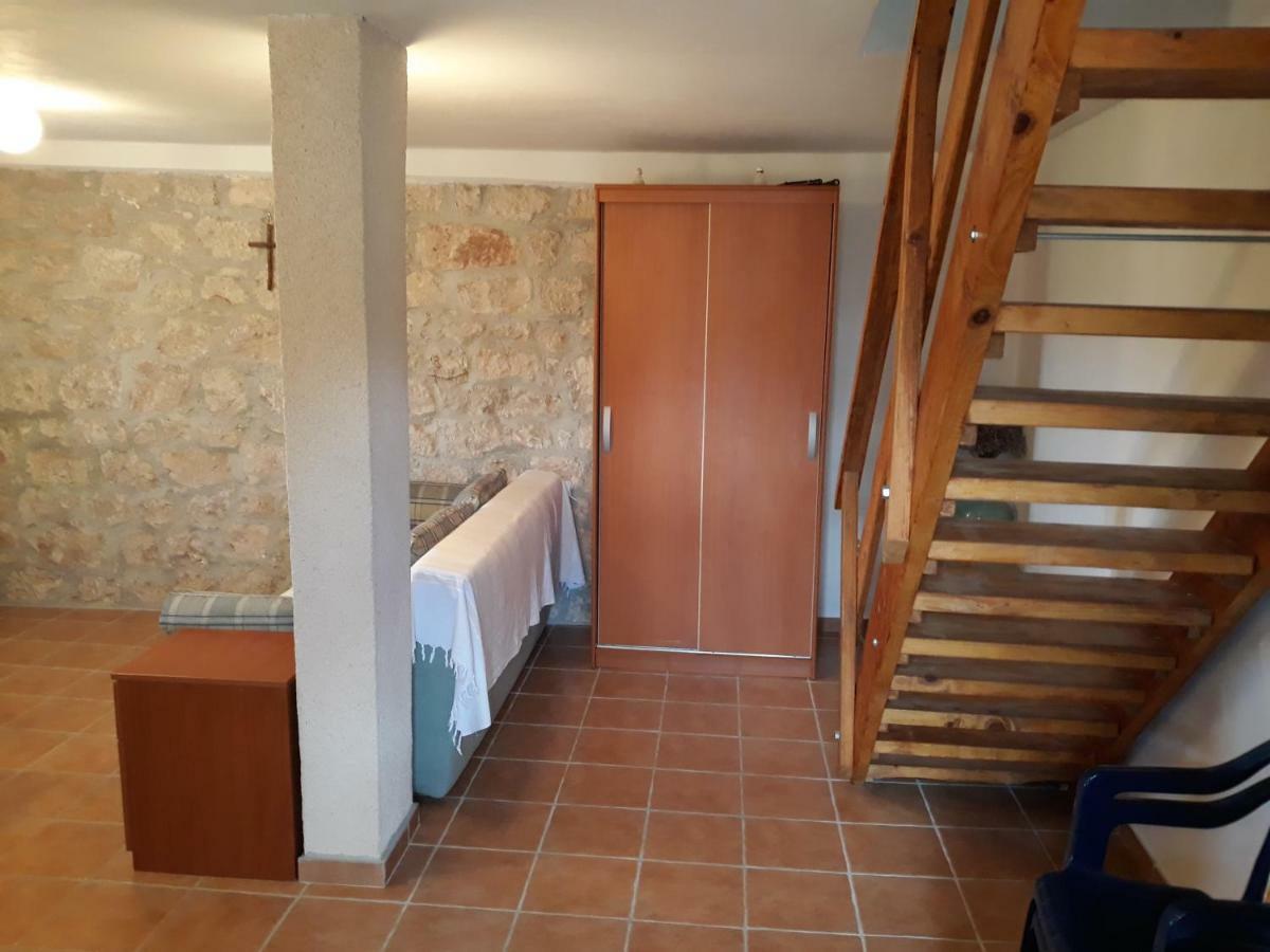 Kaprije Mistral Apartment Екстер'єр фото