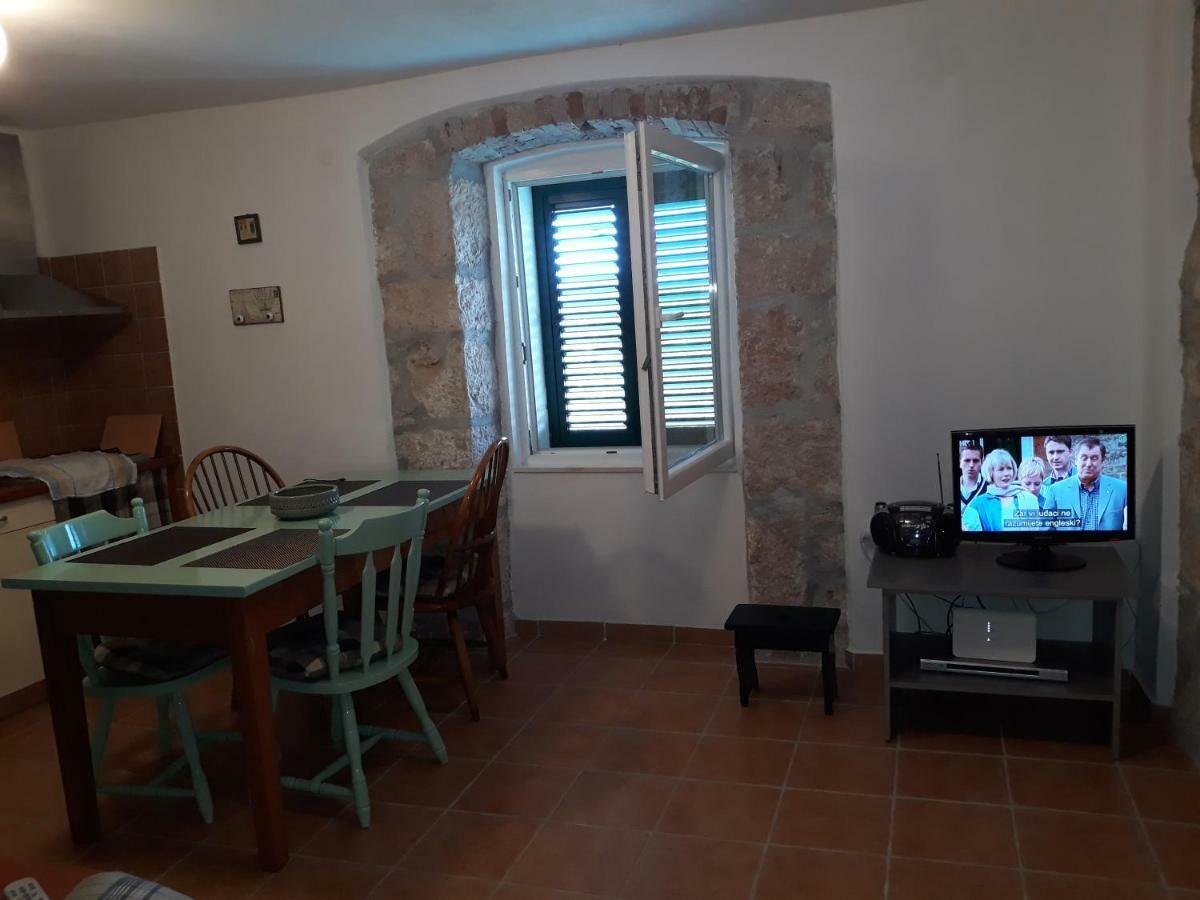 Kaprije Mistral Apartment Екстер'єр фото
