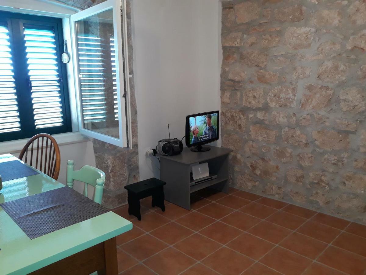 Kaprije Mistral Apartment Екстер'єр фото